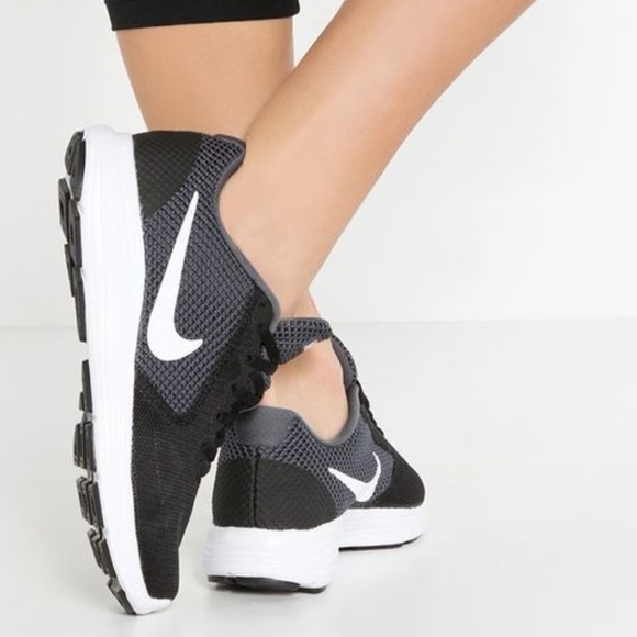 revolution 3 running shoes